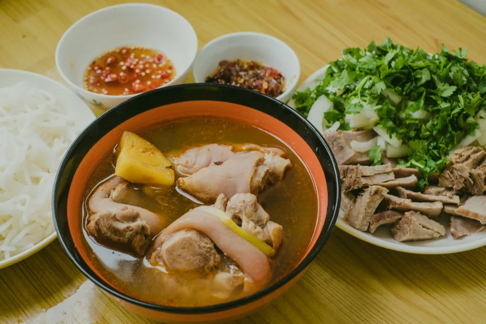Khách ăn tô phở bò